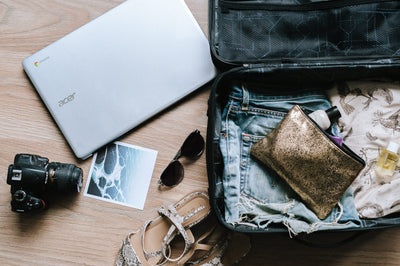 Our top travel beauty essentials :  pack these travel approved products for your next holiday!