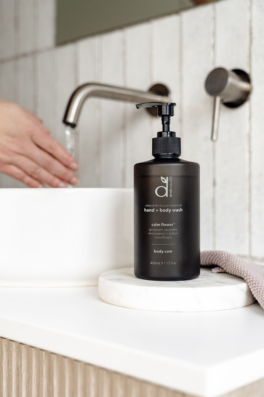 botanical hand + body wash calm flower 400ml